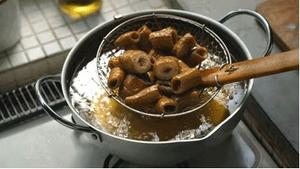 Heat oil in the pan to 200 degrees Celsius (insert dry chopsticks to see bubbles forming quickly), then add the dried pork intestines and fry for about half a minute before removing.