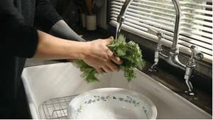 2. Prepare the vegetables (adjust ingredients to your preference): Wash and cut 1 bunch of leeks into sections, peel and slice 1 white radish into thick pieces, chop half a white onion, slice 2 chili peppers and 2 small hot peppers diagonally, wash the bok choy and crown daisy, and soak the vermicelli in warm water for 20 minutes.