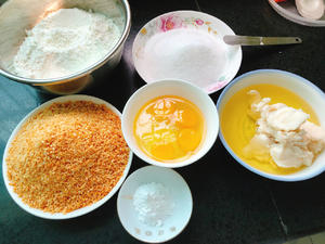 Prepare the ingredients. You can replace the oil with 360g of lard or 320g of corn oil. Make sure to measure the baking powder and baking soda accurately.