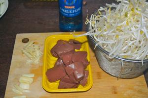 Wash the pig blood thoroughly and cut it into thick pieces. Rinse the bean sprouts and drain. Slice the ginger and garlic into thick strips.