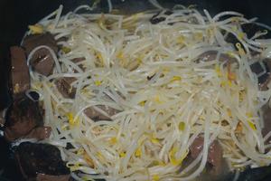 Cook until the bean sprouts are tender, then season with salt and white pepper powder.