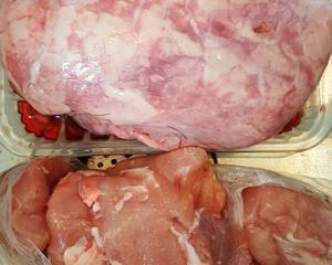 Choose fresh and tender pig lungs for purchase. It's best to select pig bones that are meaty with less fat.