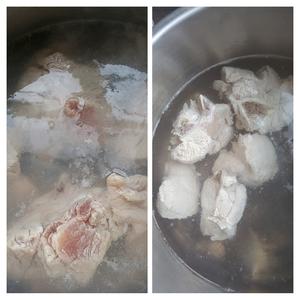 Blanch the pig bones briefly to remove impurities, then clean and add water to start boiling.