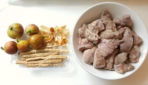 Add the cleaned pig lungs along with the prepared ingredients into the pot to cook.