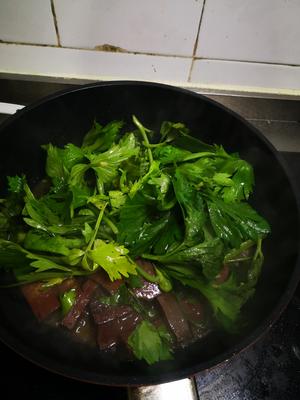 Add the celery leaves and stir-fry for a minute, adding some salt; it’s ready to serve in a couple of minutes.