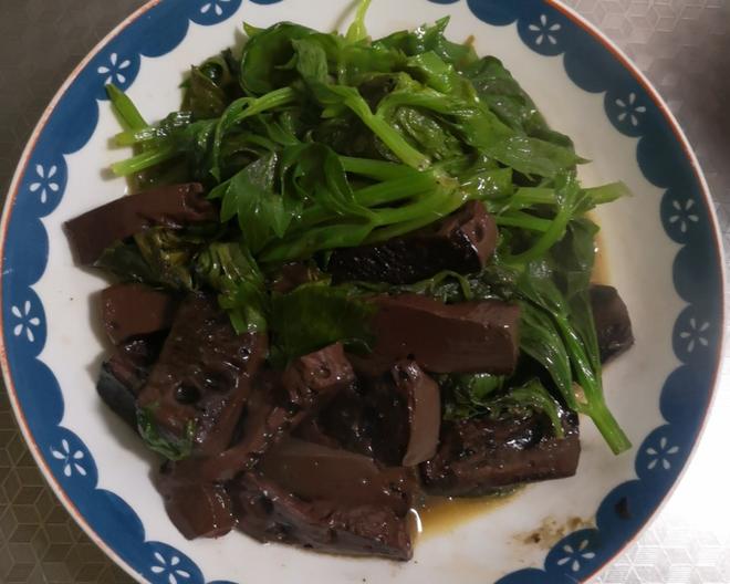 Stir-Fried Pig's Blood with Celery Leaves