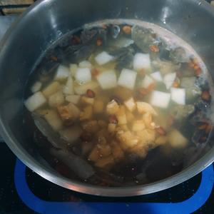 Ten minutes later, add the loquat and cover the pot to boil for another twenty minutes.