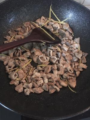 Heat a pan, add oil, and stir-fry the ginger until fragrant. Then add the rinsed pig lung and stir-fry on high heat until the water evaporates. Lower the heat to medium and continue to stir-fry until the lung is slightly crispy.