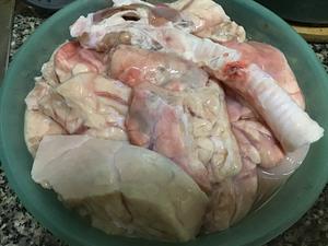 First, use the rinsing method to fill the pig lungs with water and squeeze to expel some of the blood. Repeat this two to three times, then cut the pig lungs into pieces.