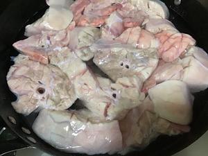 Soak the pig lungs until you're satisfied with the cleanliness. Rinse thoroughly with clean water two more times, then do a final soak in a large quantity of clean water to remove any remaining salt. Transfer the pig lungs to a colander to drain excess water.