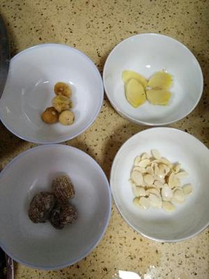 Peel the figs, honey dates, and ginger slices, as well as the northern and southern almonds!