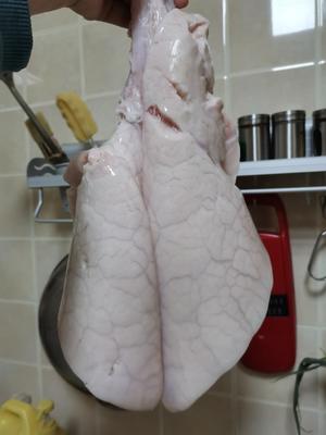 When purchasing pig lungs, try to select whole ones without any cracks. Otherwise, it will be very difficult to clean them. Avoid cutting the blood vessels; if you do, don't expect to clean them thoroughly.