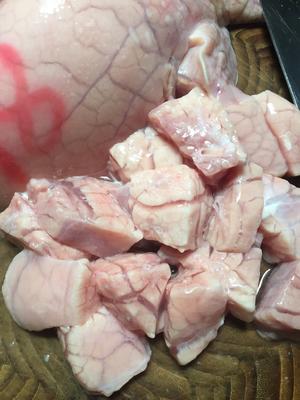 Cut the pig lung into pieces.