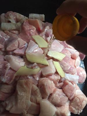 Place the pig lungs in the pot with ginger slices and cooking wine. No need to add water; cover with a lid, and you will see a lot of water released later.