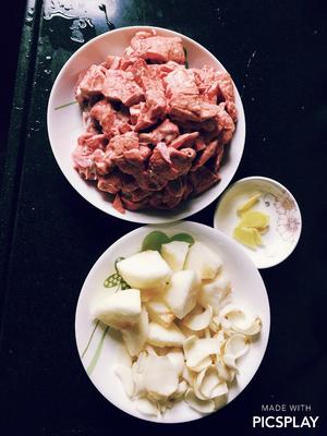 Clean and slice the pig lungs, peel and core the snow pear, cut into pieces, wash the lotus root, and slice the ginger.