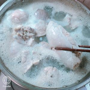 Cut the white pig lungs into pieces, blanch them in water with a few drops of white wine and ginger slices until fully cooked. Let them cool, store them in the fridge. They can be dry-fried, boiled for hot pot, braised, or made into spicy soup—delicious and much cleaner than takeout.