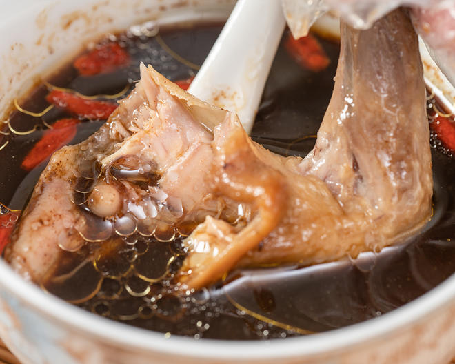 Nourishing Pigeon Soup with Black-Boned Chicken and White Phoenix Pills