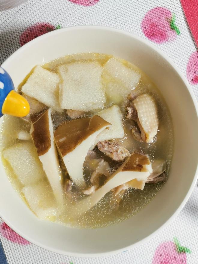 Low Oil and Salt: Bamboo Fungus and Pig Stomach Mushroom Soup with Free-Range Chicken