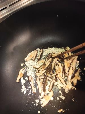 Sauté the minced garlic and shiitake mushrooms in a pan until fragrant.