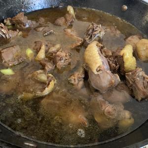 Pour the reserved blanching broth into the pot and add half a tablespoon of dark soy sauce. If your chicken cooks easily, you can stew it directly in the pot. Ensure there is enough broth; don't add water halfway through. If it's not enough, add more boiling water. Stew for about 40 minutes.