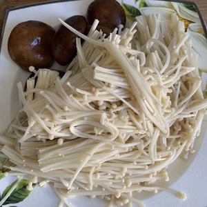 Blanch the shiitake and enoki mushrooms briefly, then drain and squeeze out the moisture.