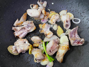 Without blanching, I rinsed the chicken in hot water for a bit before pan-frying it with ginger, garlic, and scallions until fragrant. If the chicken is lean, you may need to add a bit of oil.