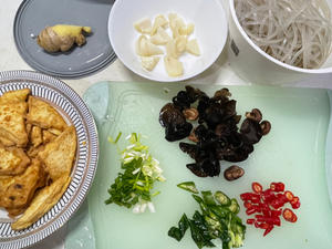 Ingredients 1 (soaked in warm water beforehand): wood ear mushrooms, hazel mushrooms, vermicelli. Ingredients 2: chili peppers and scallions. You can skip any ingredients you don't have at home. I added some bamboo shoots (the white ones in the middle) and the tofu I pan-fried a few days ago.