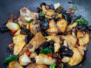 Add cooking wine, light soy sauce, dark soy sauce, and salt, and continue to sauté until fragrant.