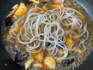 After adding boiling water, let it simmer for a while, then add the vermicelli. (Don't rush to add the vermicelli too early to avoid it becoming overly soft.)