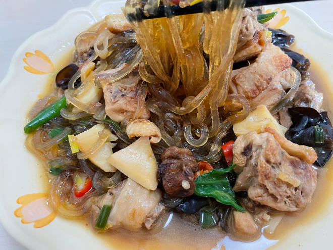 Chicken Stewed with Mushrooms and Vermicelli