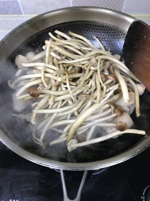 Once the chicken has turned mostly white, add the tea tree mushrooms and stir-fry.