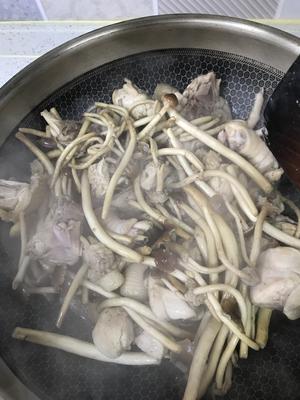 A delightful aroma fills the air, the mushrooms soften, turn off the heat and prepare to transfer to the pressure cooker.