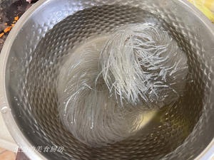 Soak 2 portions of sweet potato vermicelli in warm water for half an hour.