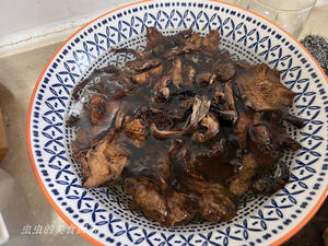 Soak about 40 grams of hazel mushrooms in warm water for half an hour.