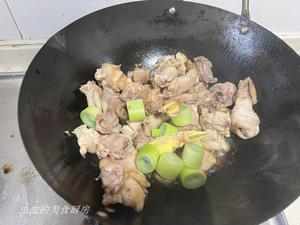 Cut half a free-range chicken into small pieces. In a hot pan with cold oil, add the chicken and stir-fry until the surface is golden brown. Then add half a large green onion cut into sections and 3 slices of ginger, stir-frying evenly.