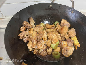 Add half a teaspoon of salt and 1 tablespoon of soy sauce for seasoning.