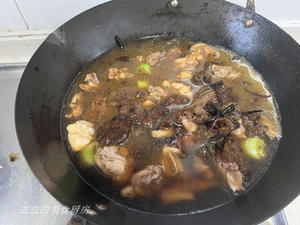 Pour in the water used to soak the hazel mushrooms (avoid pouring in impurities from the bottom) and enough hot water to cover all the ingredients.