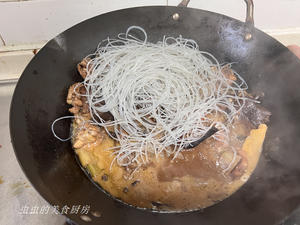 Add the softened sweet potato vermicelli and increase the heat to reduce the liquid.