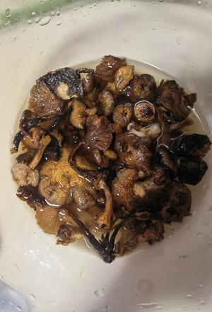 Soak the vermicelli and hazelnut mushrooms in water for half an hour; rinse them, stir to let the sediment settle, and place them in the pot. Add some of the clean soaking water.