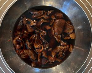 Wash and soak the hazel mushrooms in advance (rinse before soaking, and be sure to save the soaking water).