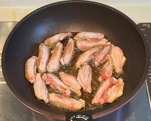 In a hot pan, add oil and sauté the chicken wings. (To avoid splattering, I used a paper towel to absorb some oil, but it still splattered. 🤣)