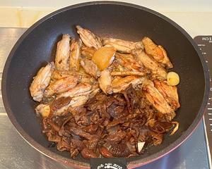 Once the fragrance of the ginger and green onion is released, add the hazel mushrooms and an appropriate amount of five-spice powder. Stir-fry evenly.