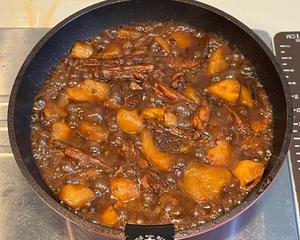 Add the soaking water from the hazel mushrooms to the pot (be careful not to pour in the sediment from the bottom of the bowl), plus some clean water until it covers the chicken. Bring to a boil, then add sugar and salt to taste. Cook until the potatoes are soft, then turn off the heat.