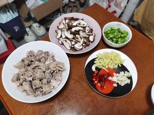 Slice the mushrooms, dice the green chili, and prepare ginger, garlic, and dried chili.