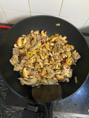 Add the chicken, increase the heat, and stir-fry briefly; then add the mushrooms and mix in the soy sauce and other seasonings.