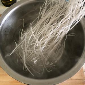 Soak the vermicelli in hot water; choose types that are firm like sweet potato or potato starch, avoiding glass noodles and instant noodles to prevent clumping.