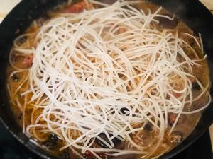 After 40 minutes, add an appropriate amount of salt, then add the vermicelli, cover, and cook for another ten minutes.