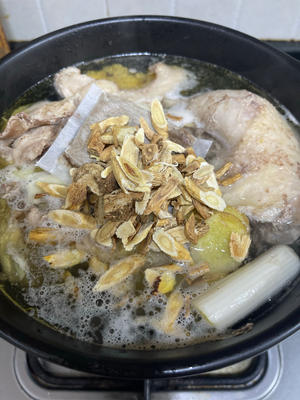 After skimming off the floating residue, add all the seasonings into the pot.