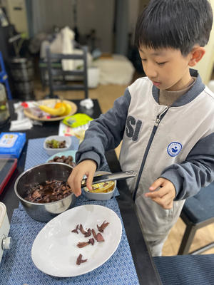 While picking mushrooms, let the kids help out too! ❤️