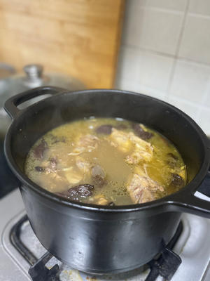 The delicious chicken soup is ready! Before serving, taste it to adjust the seasoning.